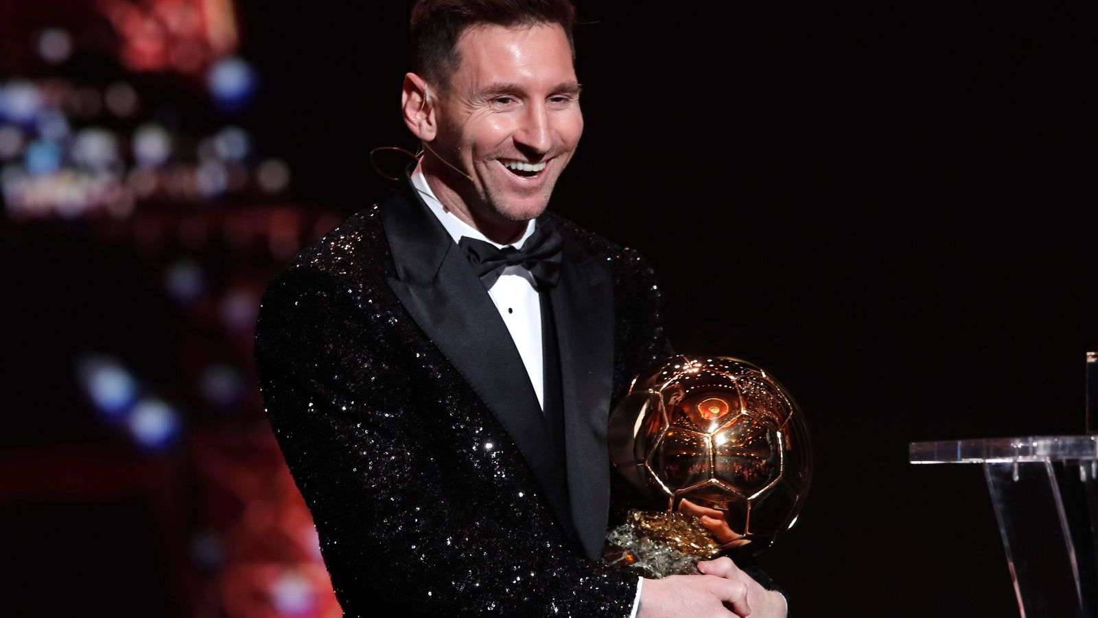 Lionel Messi Raih Penghargaan Ballon D'or Ke-7