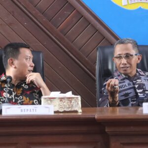 Danlatamal VI Makassar, Brigadir Jenderal TNI (Mar) Andi Rahmat M (kanan) bersama Bupati Kepulauan Selayar, Muh Basli Ali di Ruang Rapat Pimpinan Kantor Bupati, Kamis (16/5/2024).
