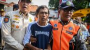Petugas Gabungan (Satpol PP dan Dinas Perhubungan) Melakukan Razia Juru Parkir Liar di Jakarta