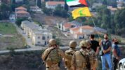 Tentara Lebanon Mengibarkan Bendera Palestina dan Hizbullah