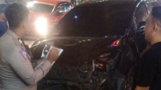 Polisi Melakukan Olah TKP Usai Tabrakan Mobil Dengan Pedagang Putu di Makassar