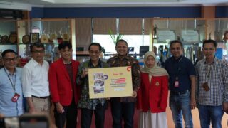 Telkomsel Salurkan Bantuan Pendidikan untuk Mahasiswa UNHAS dan UNM