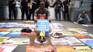 Aksi teatrikal di kantor pusat PT position soal kriminalisasi terhadap 11 warga adat. (Ist)