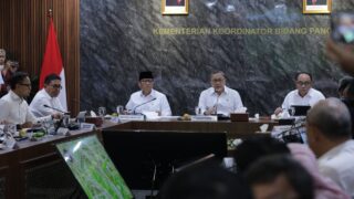 Menteri Desa dan Pembangunan Daerah Tertinggal (Mendes PDT) Yandri Susanto Saat Mengikuti Rapat Koordinasi Terbatas (Rakortas) Percepatan Pembentukan Kopdes Merah Putih yang Dipimpin Menko Pangan Zulkifli Hasan, di Kantor Kemenko Pangan, Jakarta Pusat, Rabu (20/8/2025).