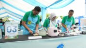 General Manager PLN UID Sulselrabar, Edyansyah (kiri), Senior Manager Niaga dan Manajemen Pelanggan, Yuli Ashaniais (tengah), dan Senior Manager Keuangan, Komunikasi, dan Umum PLN UID Sulselrabar, Ambo Tuwo (kanan) memasak menggunakan peralatan listrik dalam ajang Electric Cook Fest di Monumen Mandala, Kota Makassar pada Sabtu (18/10).